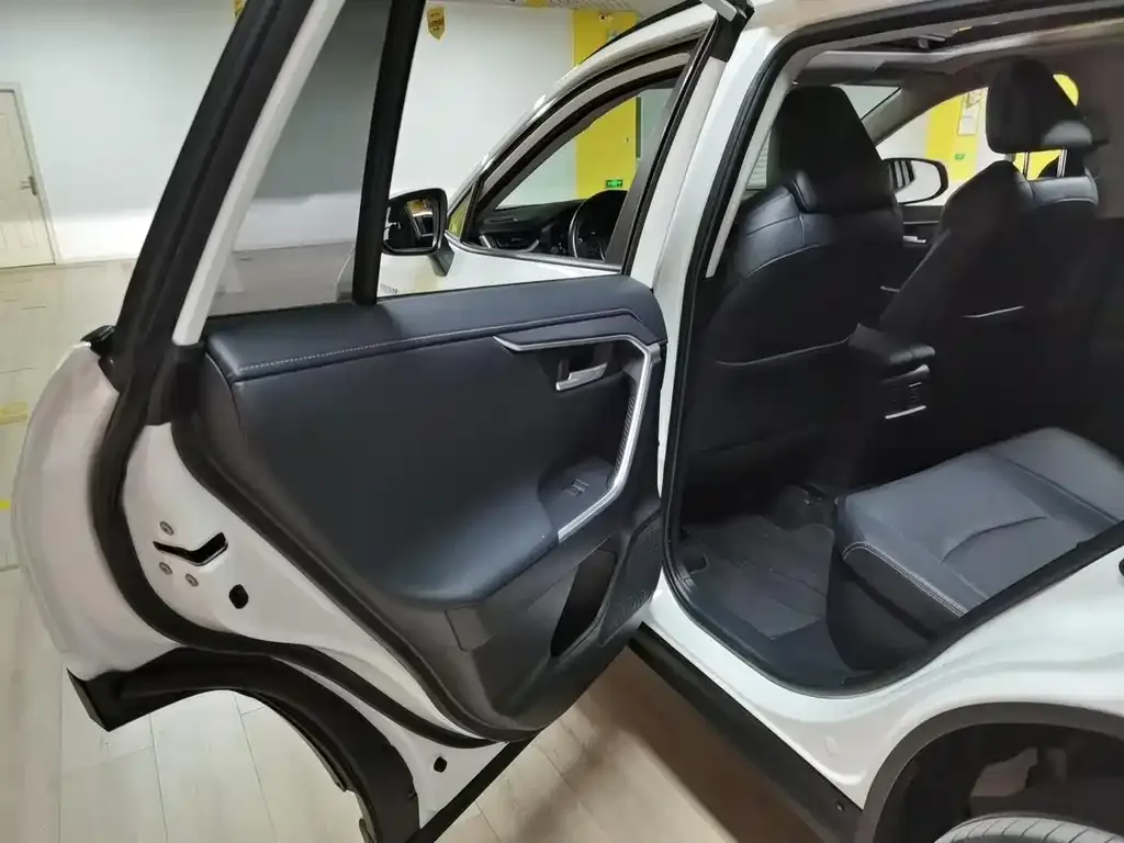 Toyota Wildlander 2023 из CN, фото 5