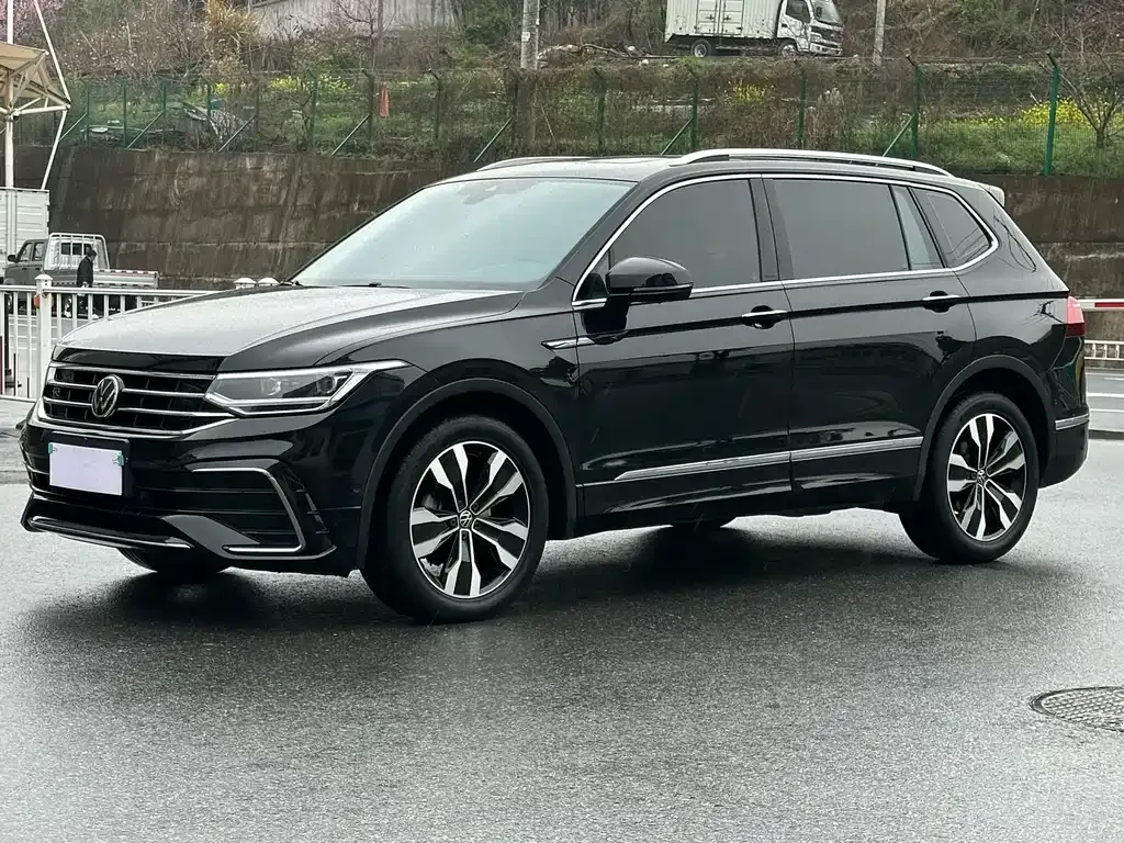 Volkswagen Tiguan L — фото 1