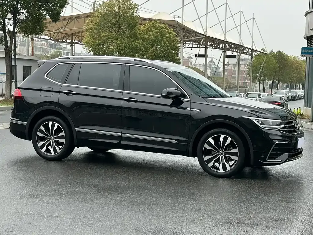Volkswagen Tiguan L — фото 8
