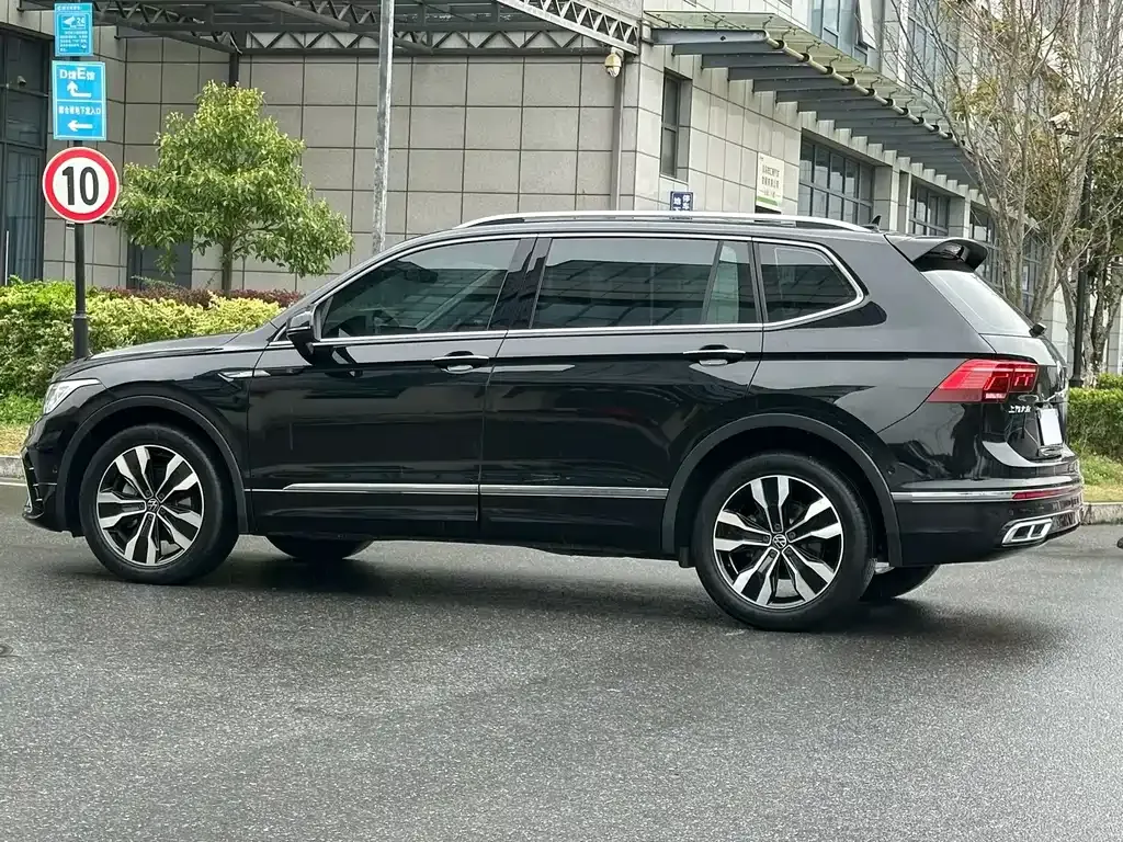 Volkswagen Tiguan L — фото 10