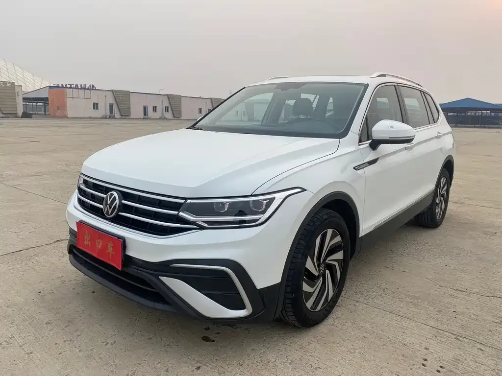 Volkswagen Tiguan L — фото 1