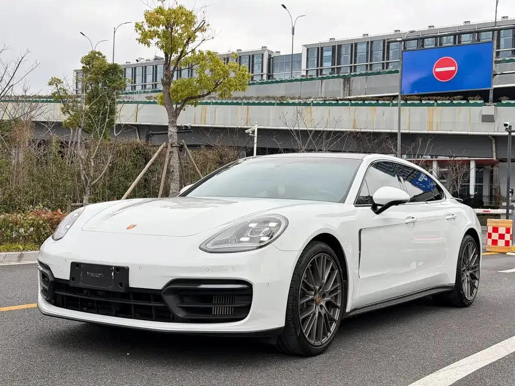 Porsche Panamera — фото 1