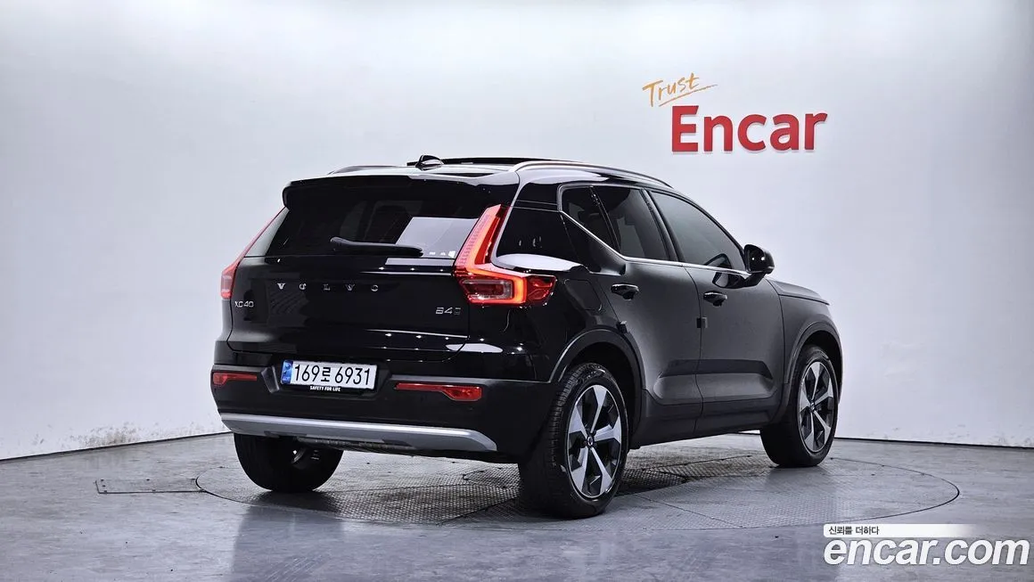 Volvo XC40 — фото 8