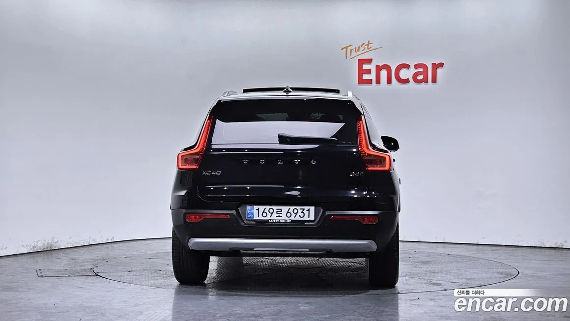 Volvo XC40 — фото 9