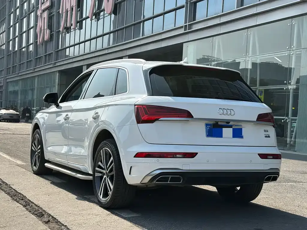 Audi Q5L — фото 9