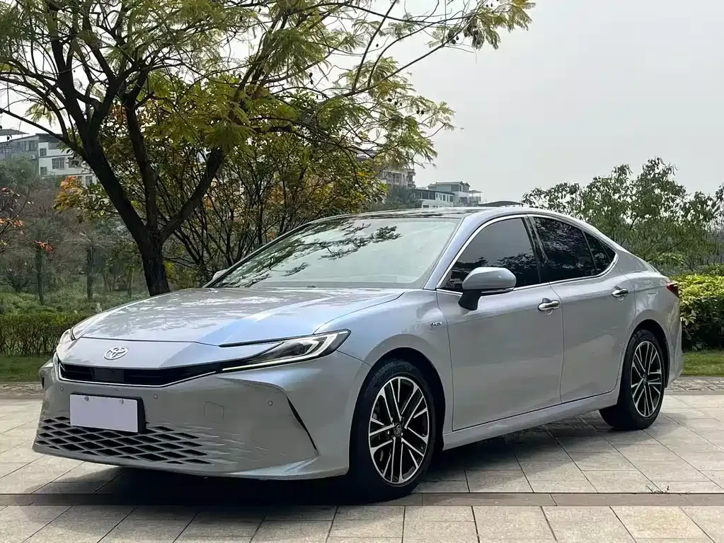 Toyota Camry — фото 1