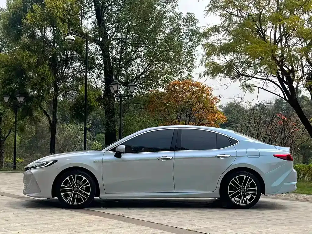Toyota Camry — фото 9