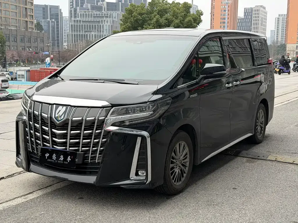 Toyota Alphard — фото 1