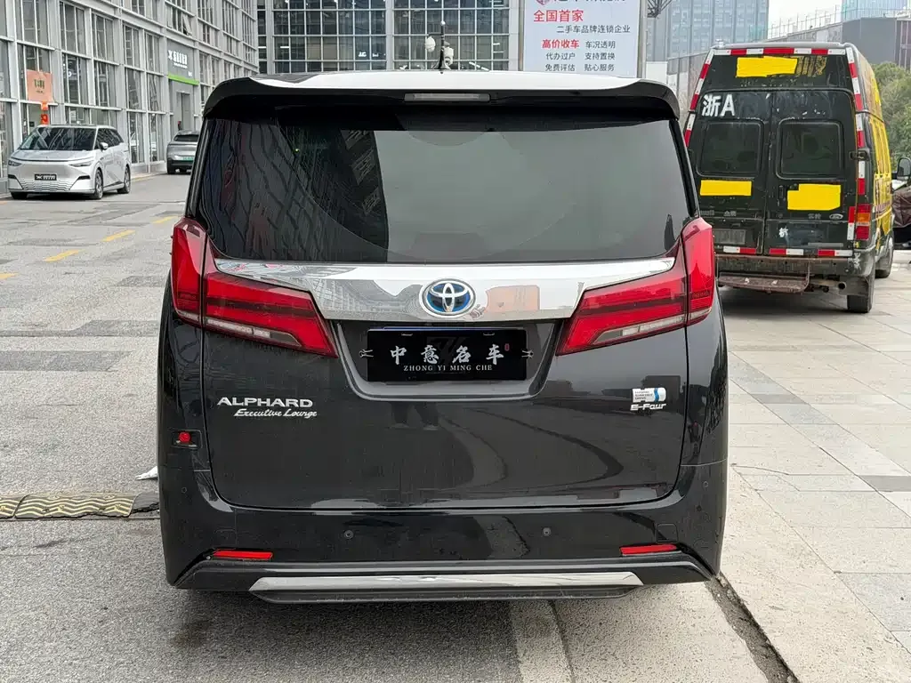 Toyota Alphard — фото 4