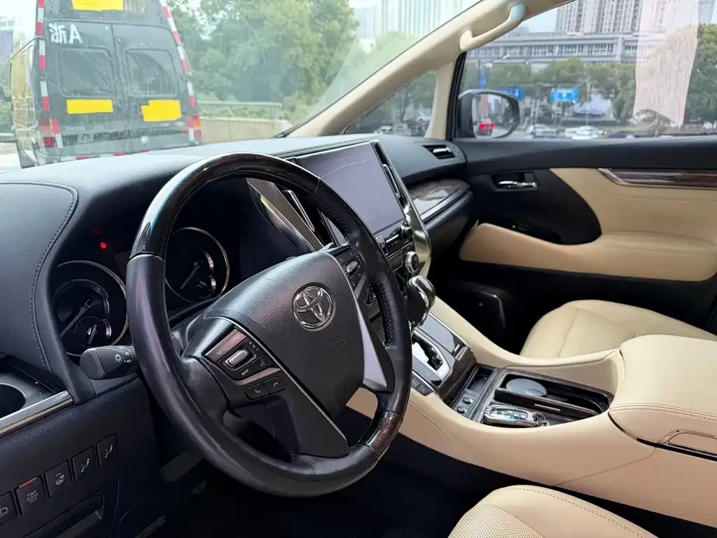 Toyota Alphard — фото 3