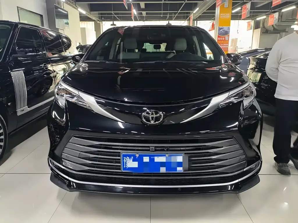 Toyota Sienna 2025 из CN, фото 2