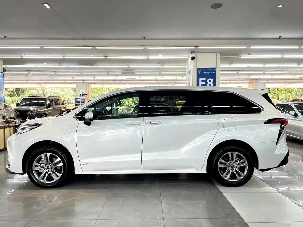 Toyota Sienna 2025 из CN, фото 3
