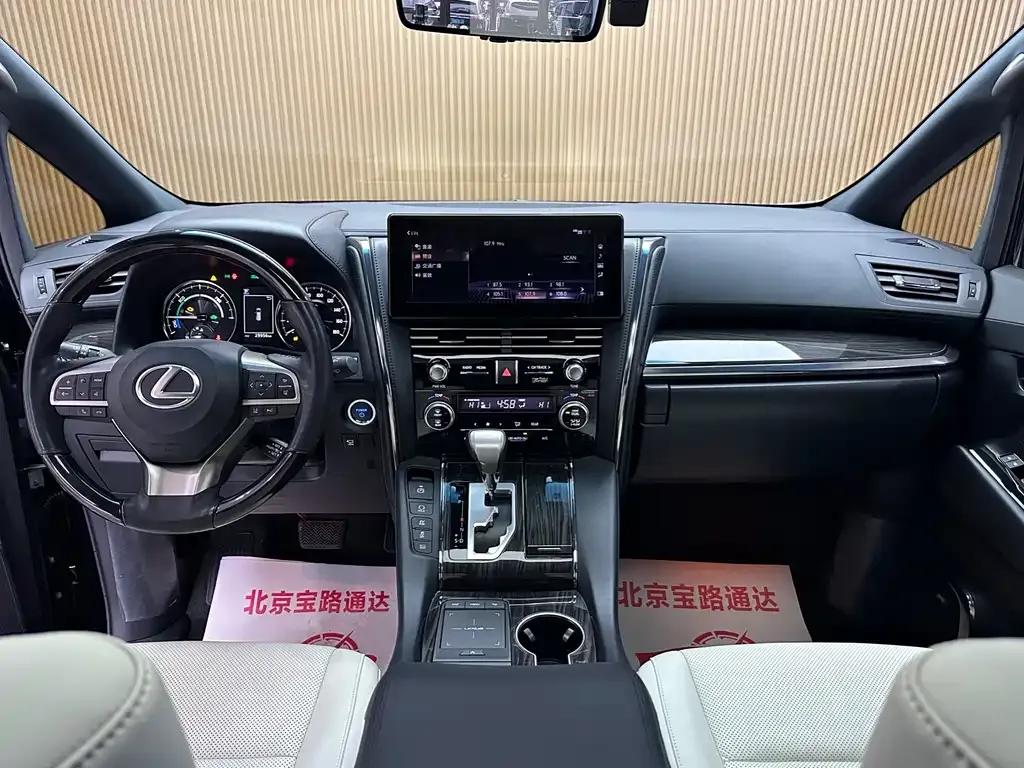 Lexus LM — фото 9