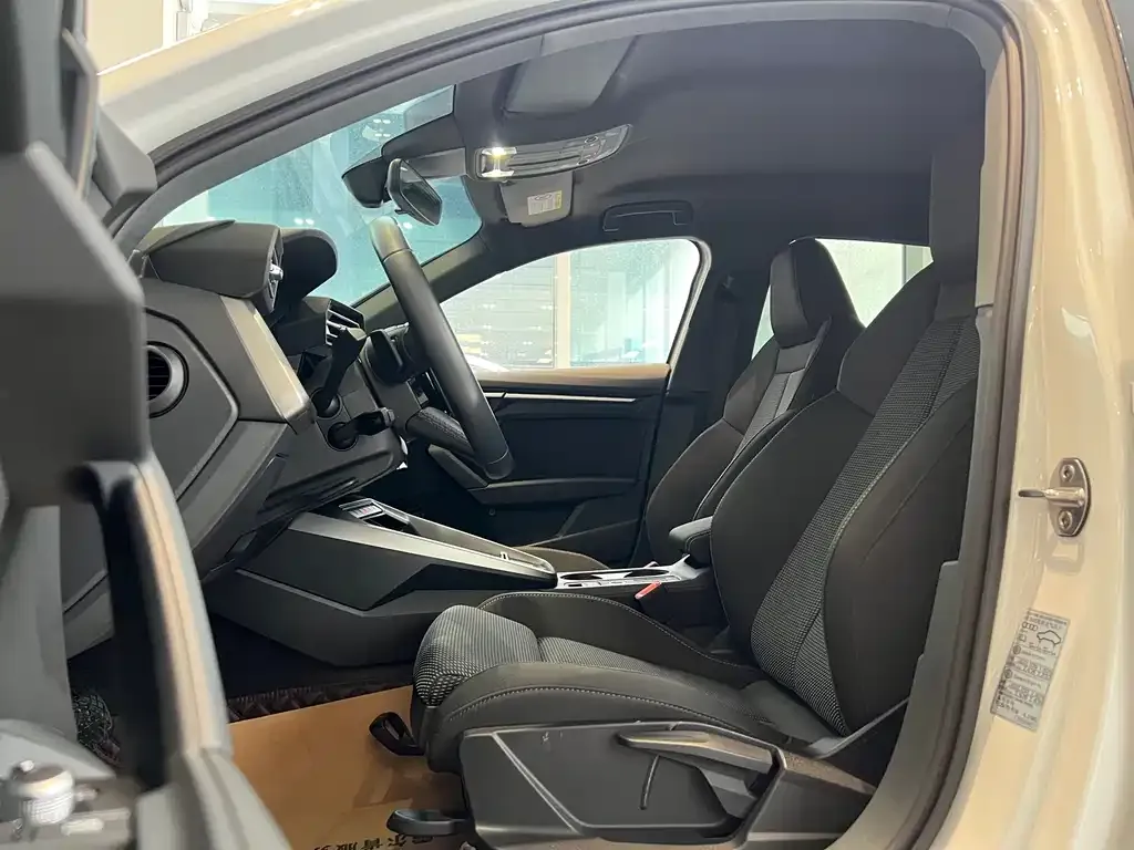 Audi A3 2023 из CN, фото 2