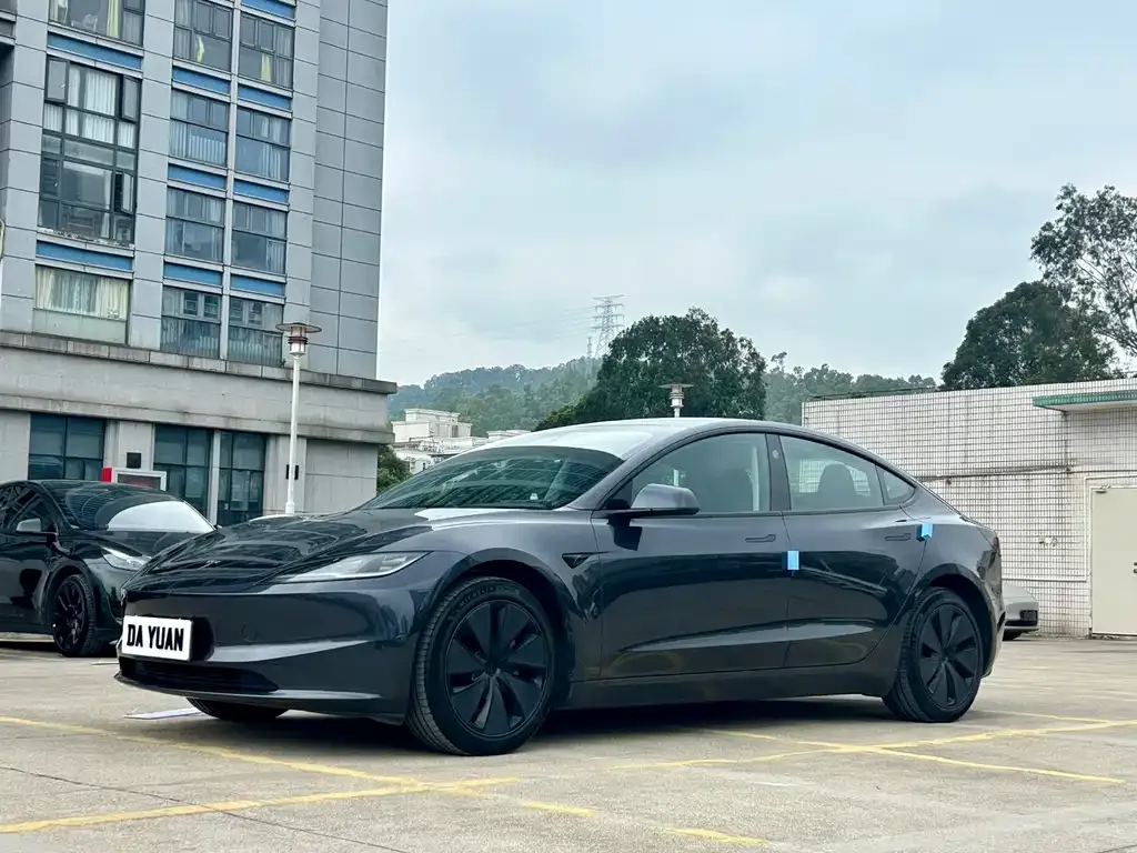 Tesla Model 3 — фото 1