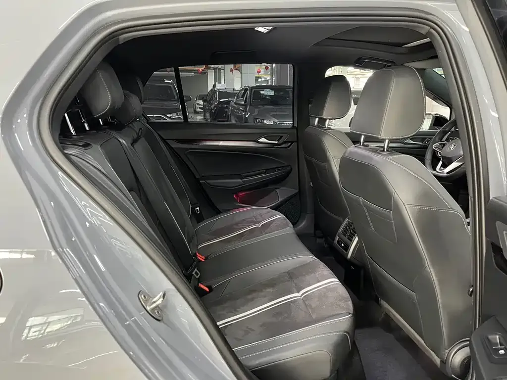 Volkswagen Golf 2023 из CN, фото 2