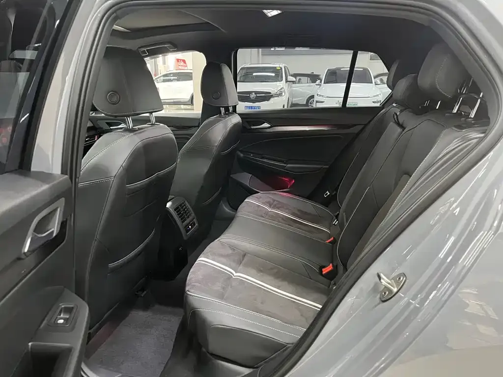 Volkswagen Golf 2023 из CN, фото 6