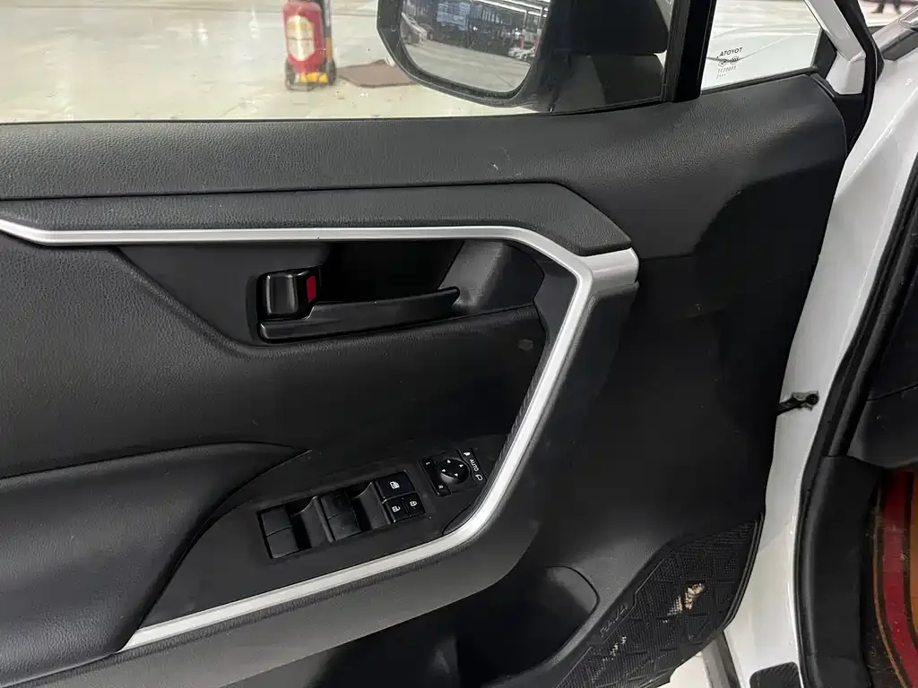 Toyota RAV4 2023 из CN, фото 3