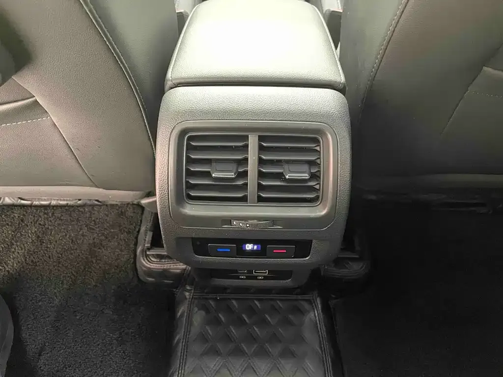 Volkswagen Touran 2023 из CN, фото 10