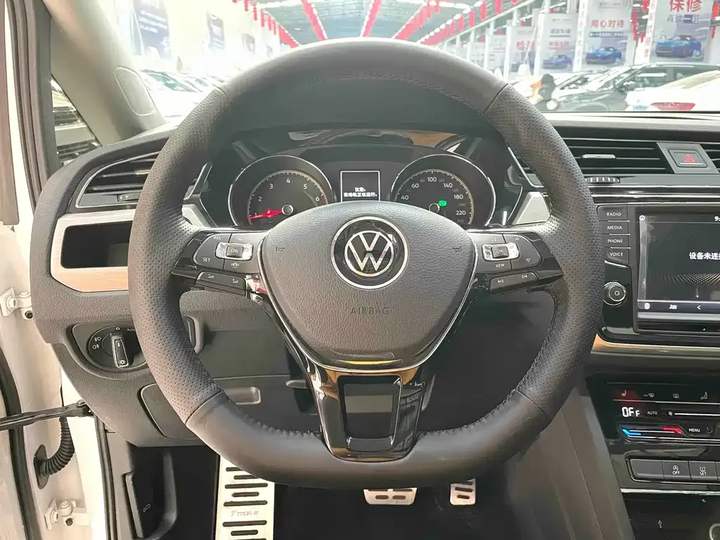 Volkswagen Touran 2023 из CN, фото 4