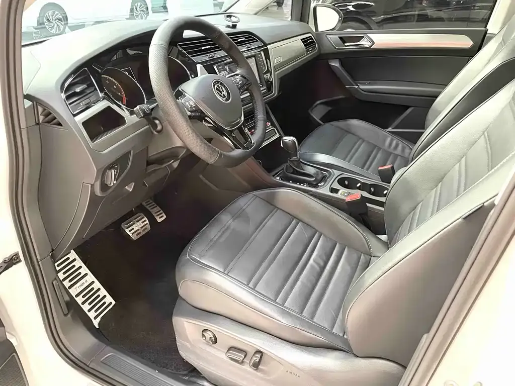 Volkswagen Touran 2023 из CN, фото 3