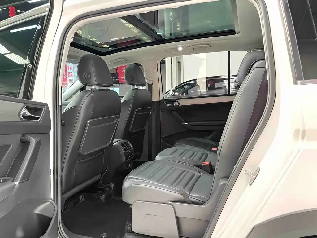 Volkswagen Touran 2023 из CN, фото 8