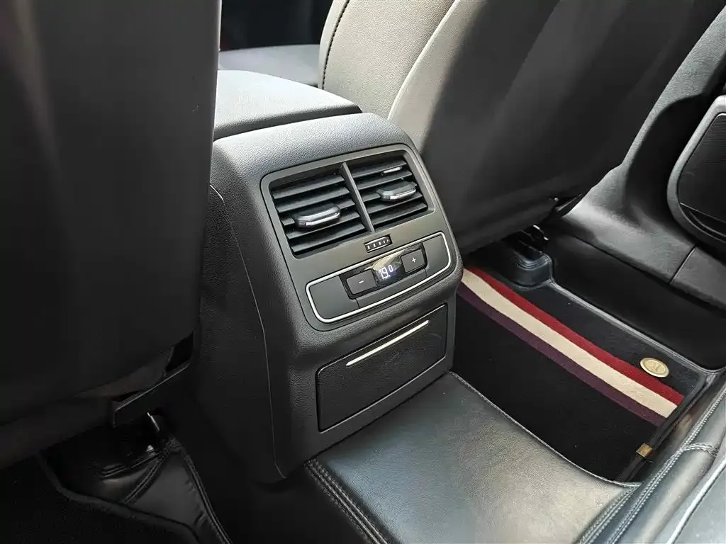 Audi A4L 2023 из CN, фото 2