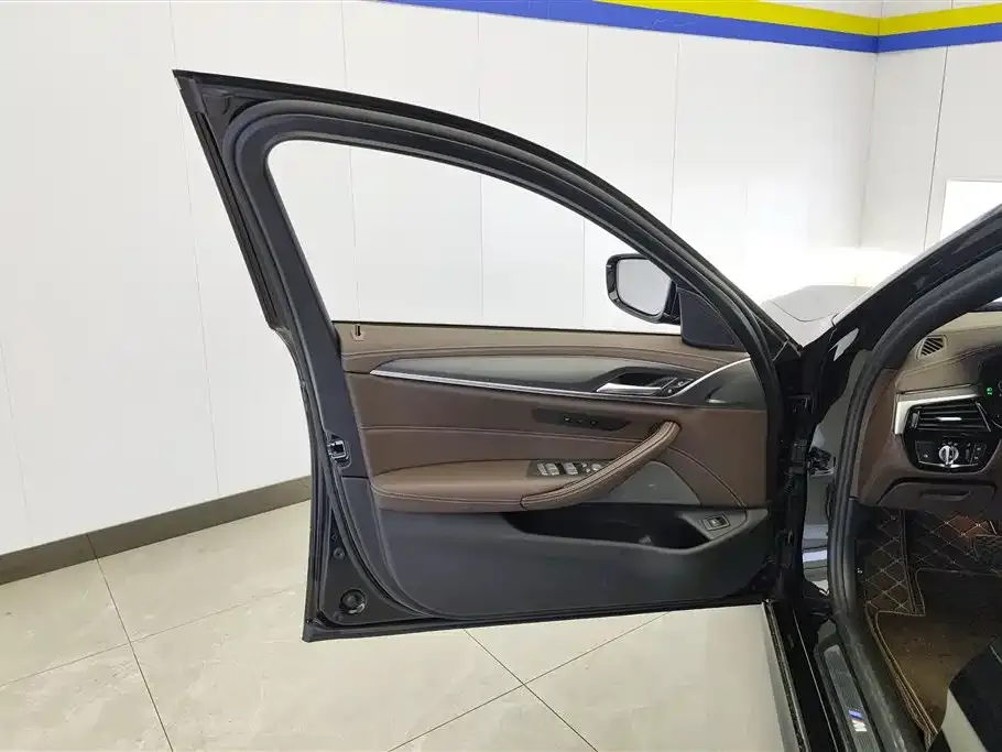 BMW 5 Series 2023 из CN, фото 10