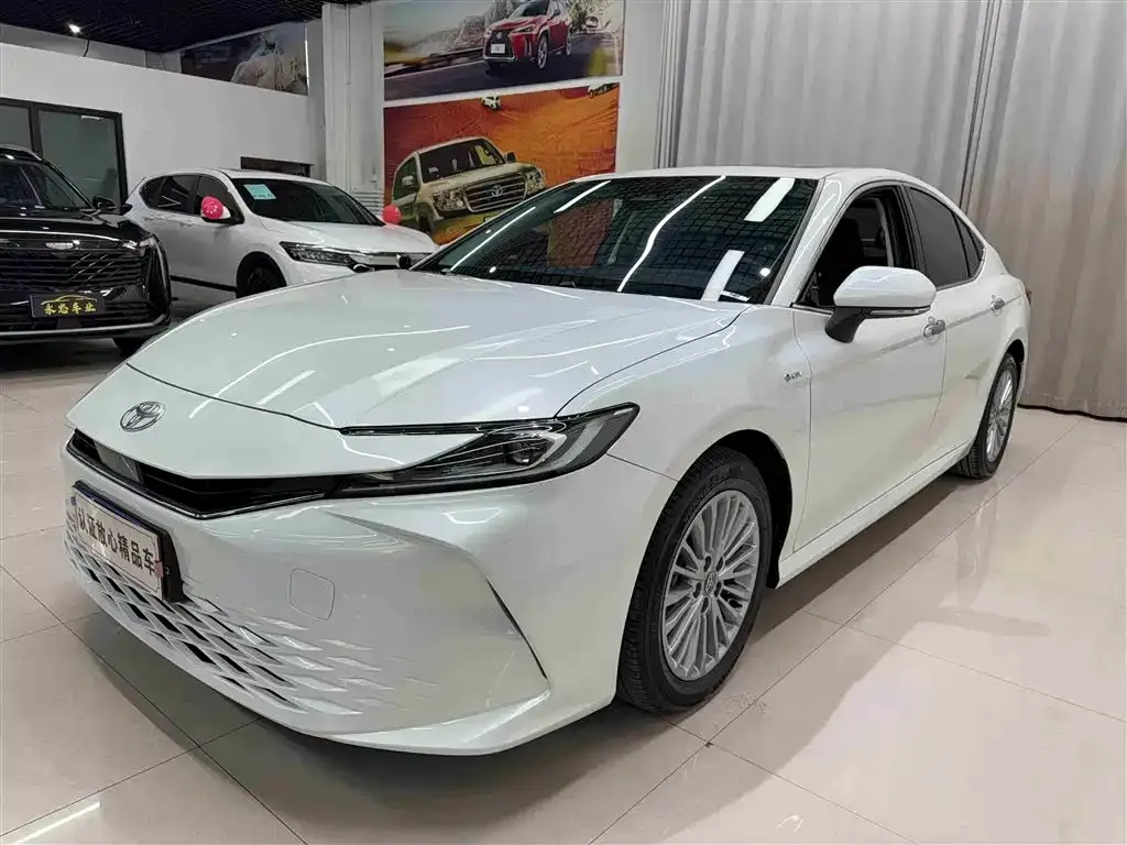 Toyota Camry — фото 1
