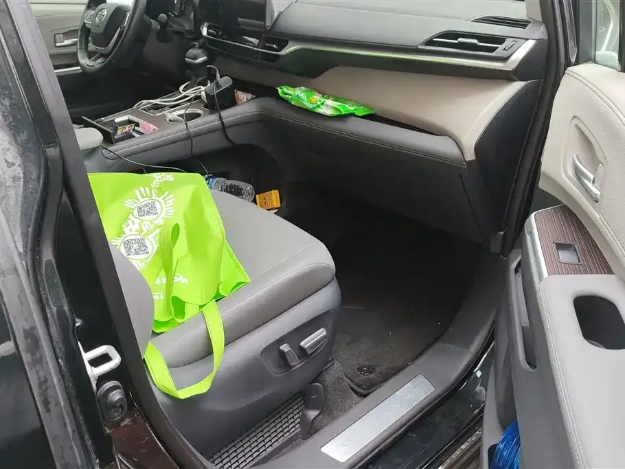 Toyota Granvia 2023 из CN, фото 9