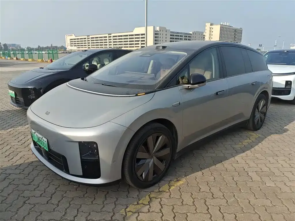 Li Auto i8 — фото 1