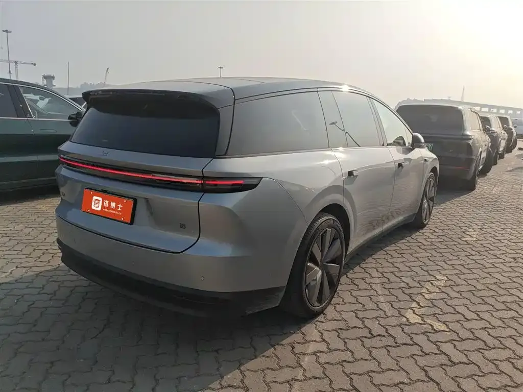 Li Auto i8 — фото 3