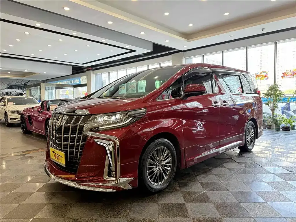 Toyota Alphard — фото 1