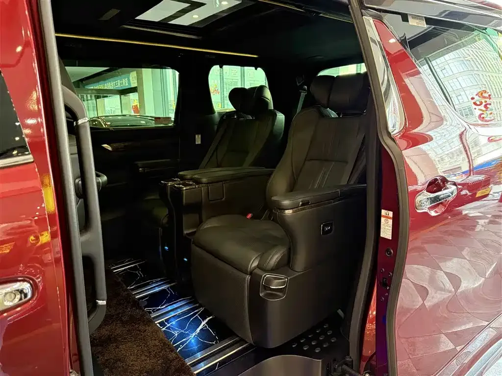 Toyota Alphard — фото 2