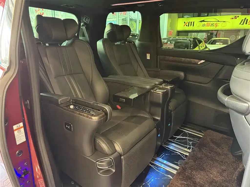 Toyota Alphard — фото 7