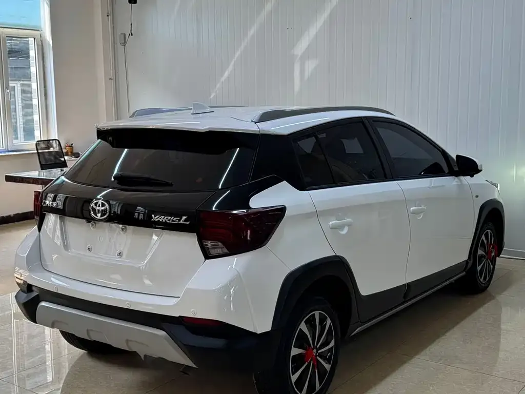 Toyota Yaris L — фото 3
