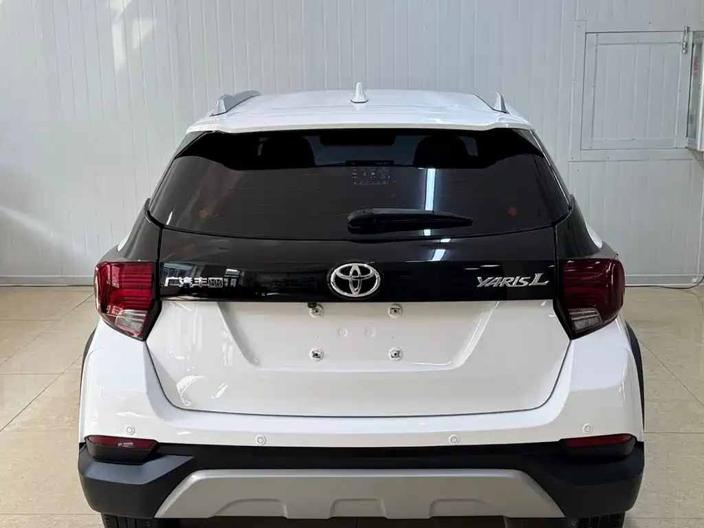 Toyota Yaris L — фото 2