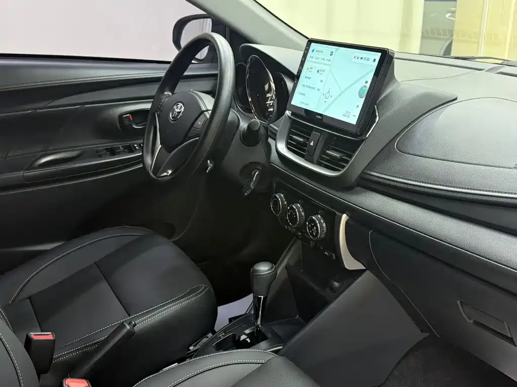 Toyota Yaris L — фото 7