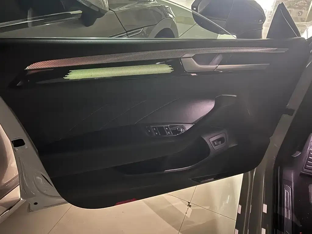 Volkswagen CC 2023 из CN, фото 5