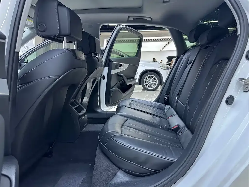 Audi A4L 2023 из CN, фото 9