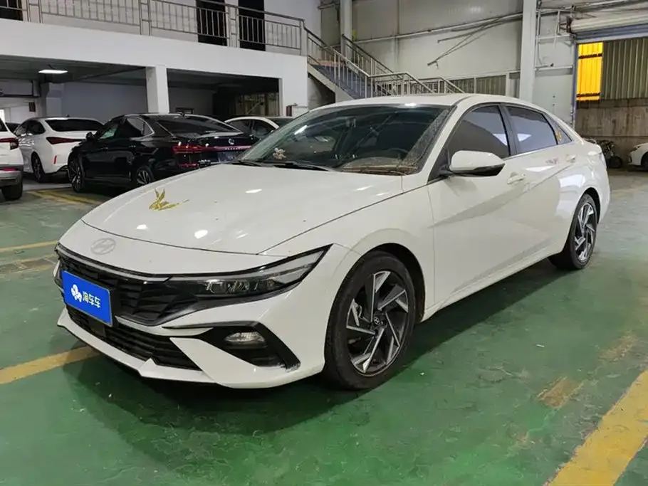 Hyundai Elantra — фото 1