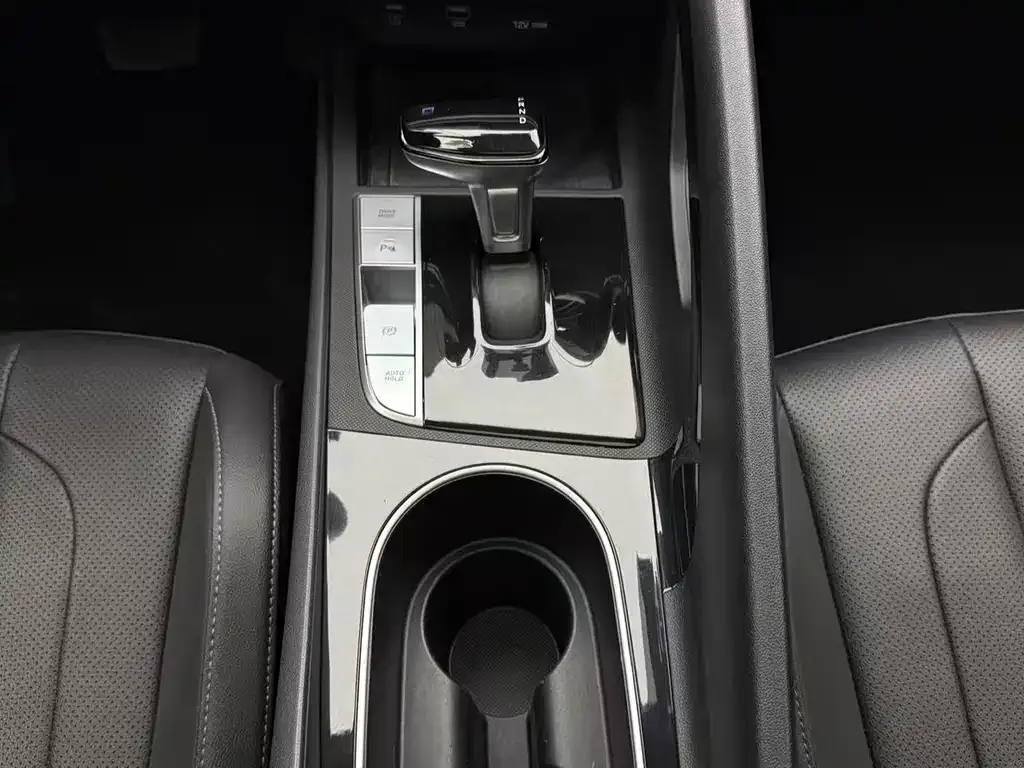 Hyundai Elantra 2023 из CN, фото 10