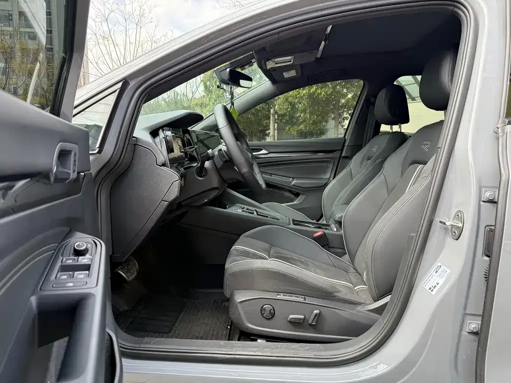 Volkswagen Golf 2023 из CN, фото 7
