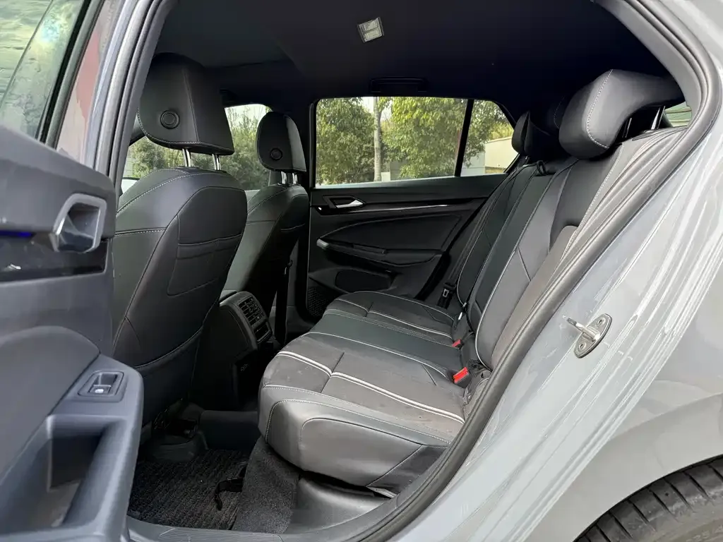 Volkswagen Golf 2023 из CN, фото 2