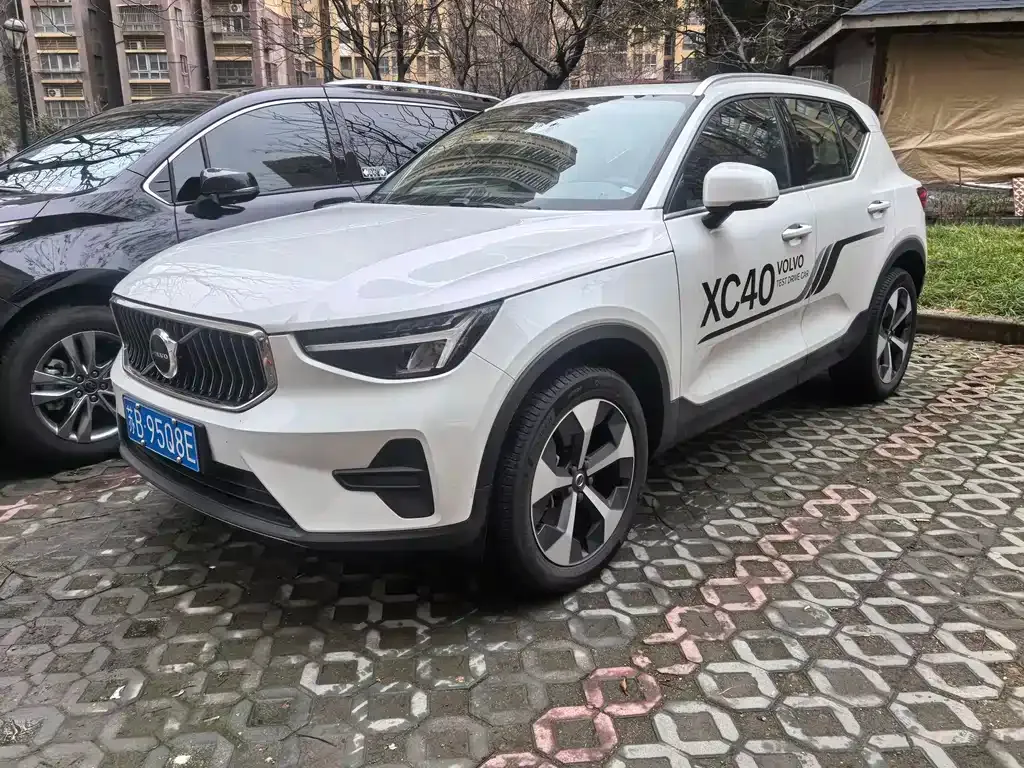 Volvo XC40 — фото 1