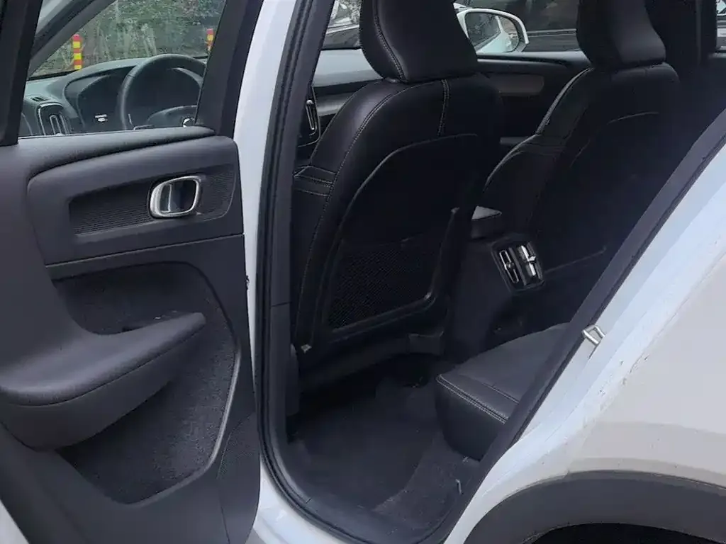 Volvo XC40 — фото 2