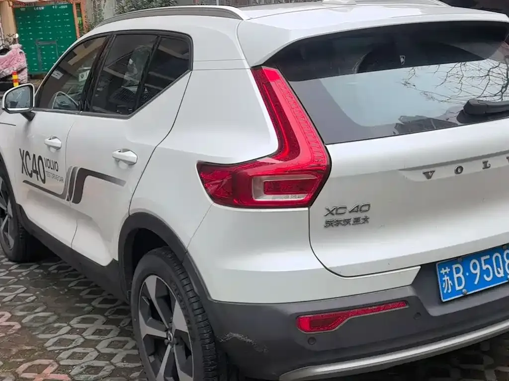 Volvo XC40 — фото 5