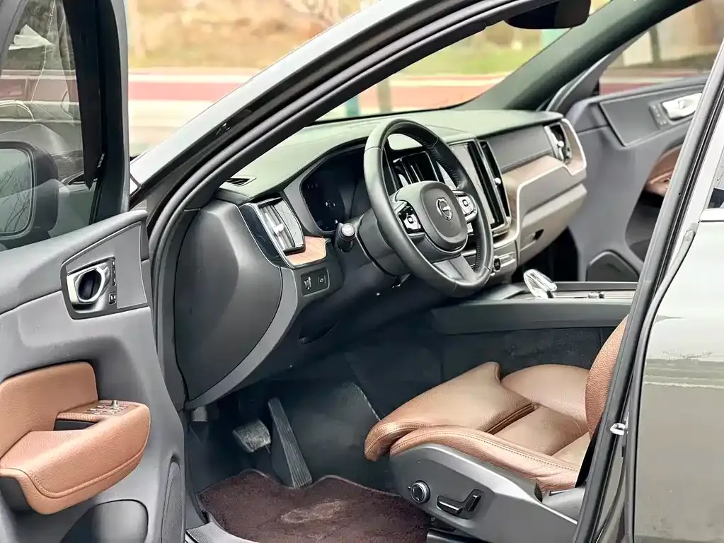 Volvo XC60 — фото 10