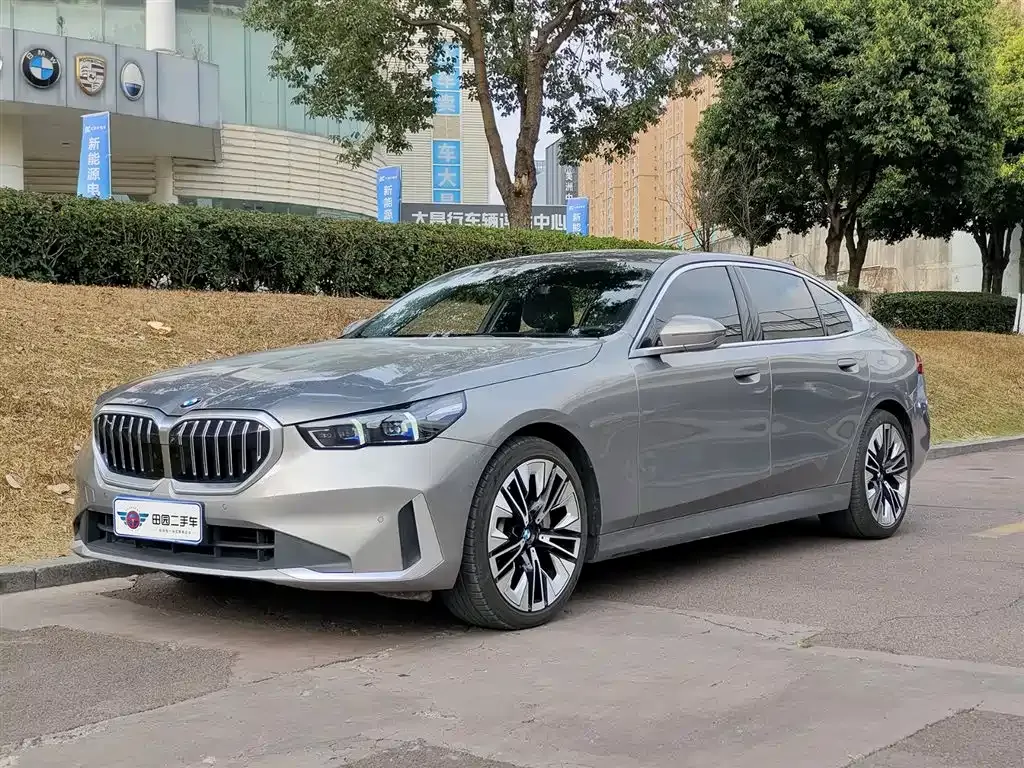 BMW 5 Series — фото 1
