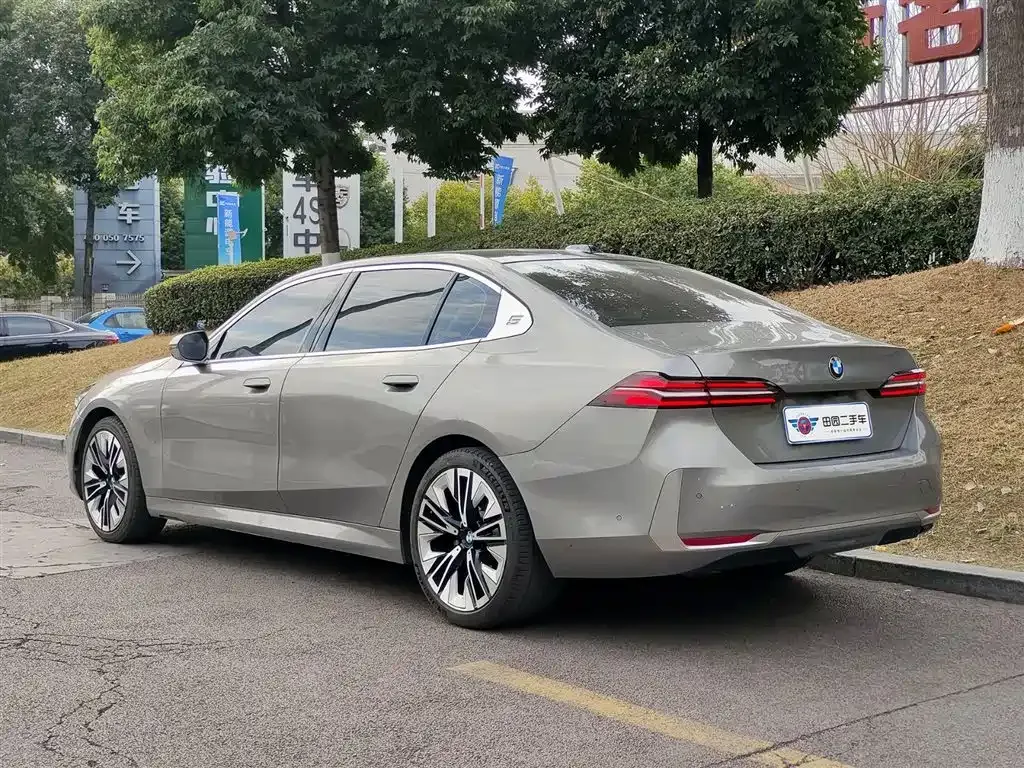 BMW 5 Series — фото 10